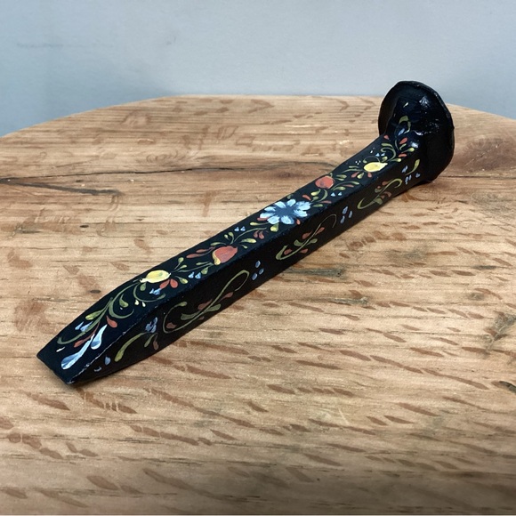Beautiful vintage hand painted Railroad Spike - Flowers themed design - Unique - Picture 4 of 12
